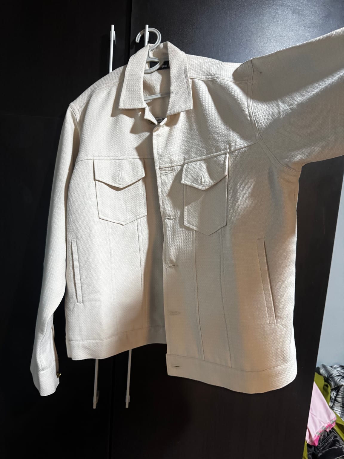 Features flap pockets on chest