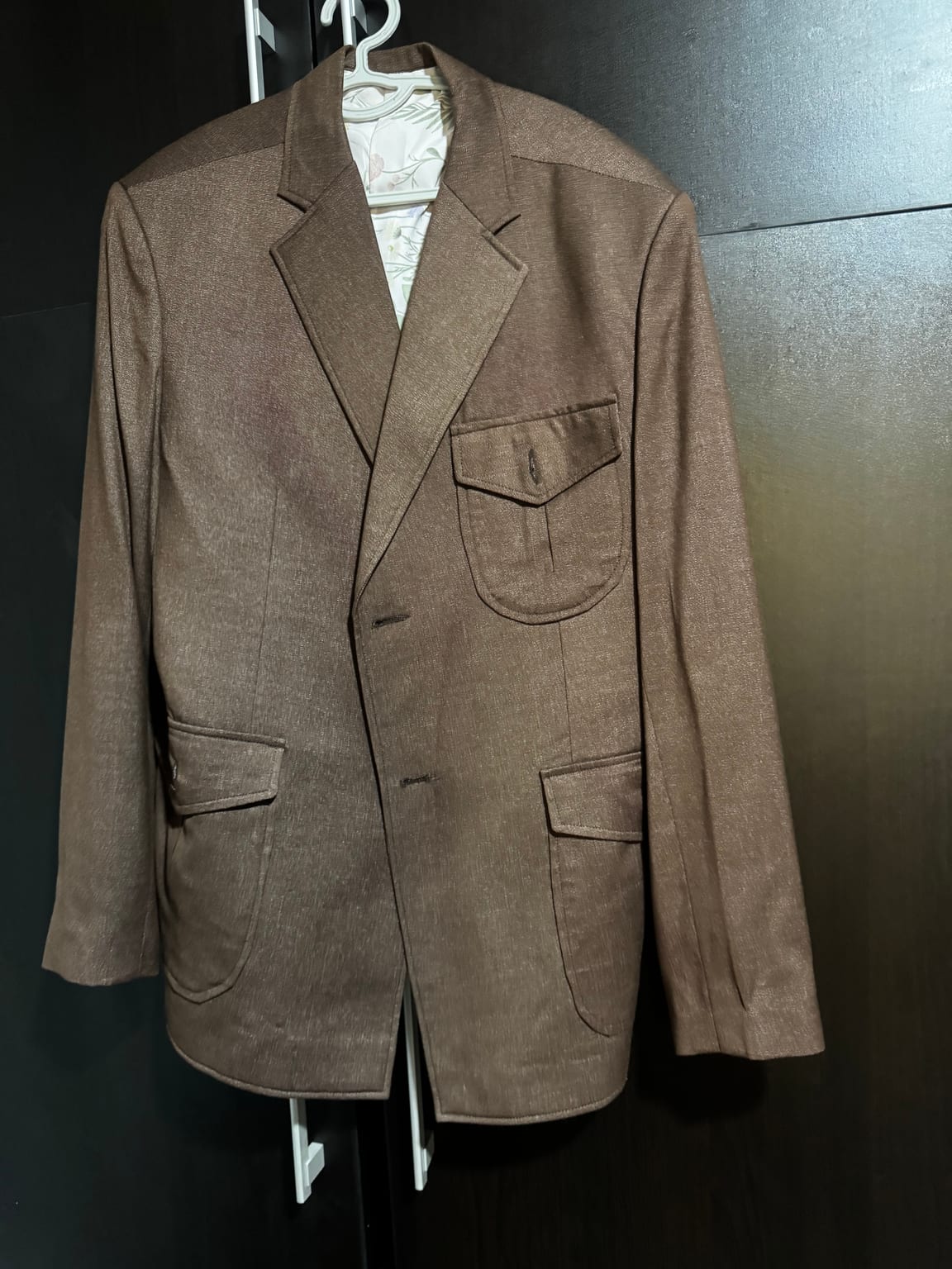 Classic style with patch pockets and notched lapel. Suitable for formal and semi-formal occasions.